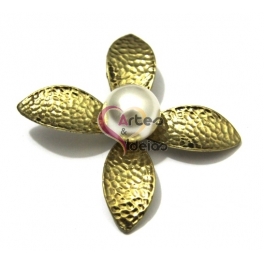 Pendente Metal Flor com Pérola - Dourado (55 mm)