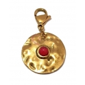 Pendente Aço Inox com Mosquetão Efeito Martelado Pedra Vermelha Morango - Dourado (20mm)