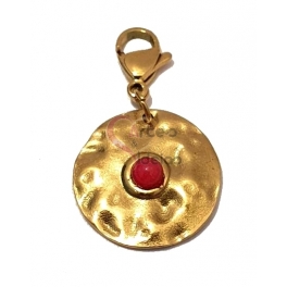 Pendente Aço Inox com Mosquetão Efeito Martelado Pedra Vermelha Morango - Dourado (20mm)