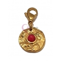 Pendente Aço Inox com Mosquetão Efeito Martelado Pedra Vermelho Morango- Dourado (15mm)